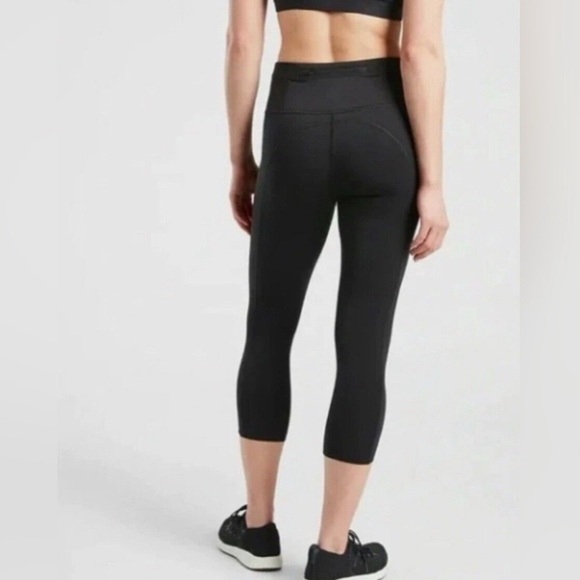Athleta Accelerate Crop Black 3/4 Leggings - Size Medium - Picture 3 of 7
